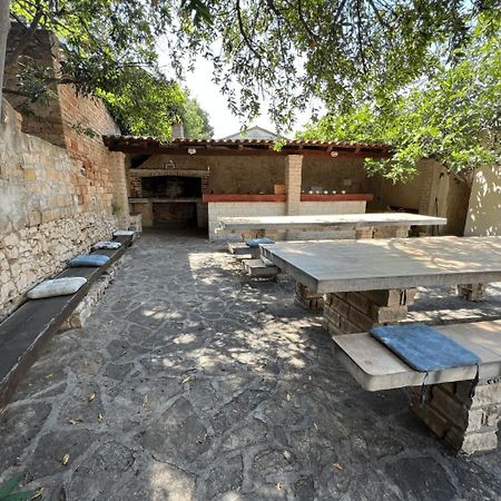 Central Studio Apartments & Dormitory Rooms Supetar Exterior foto