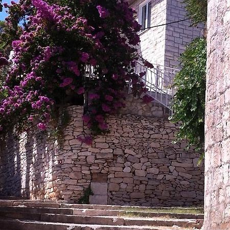 Central Studio Apartments & Dormitory Rooms Supetar Exterior foto