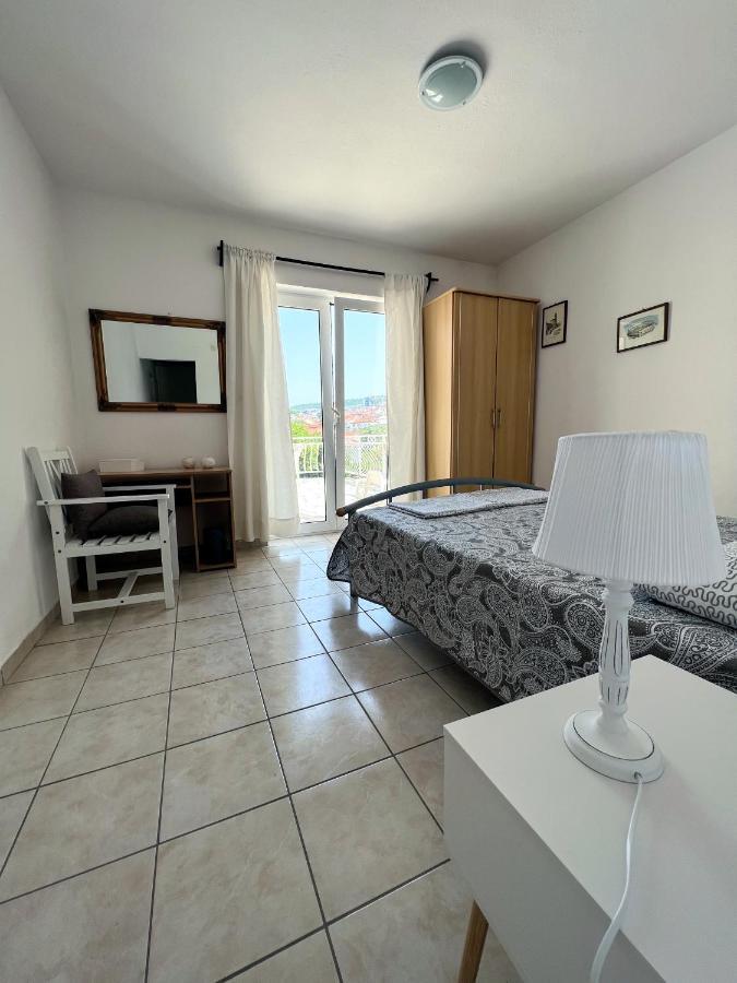 Central Studio Apartments & Dormitory Rooms Supetar Exterior foto