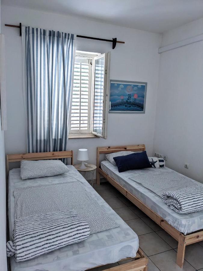 Central Studio Apartments & Dormitory Rooms Supetar Exterior foto