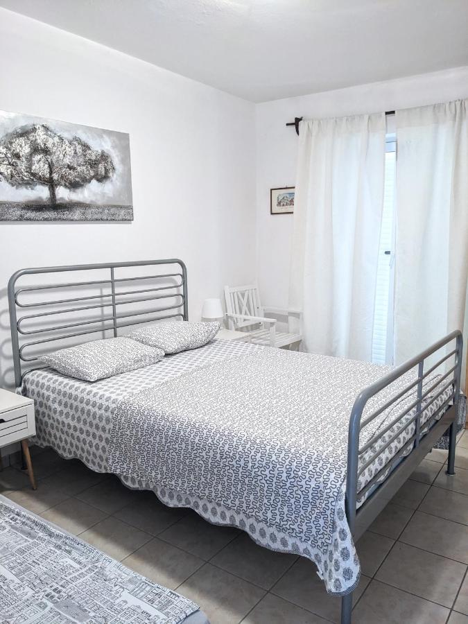 Central Studio Apartments & Dormitory Rooms Supetar Exterior foto