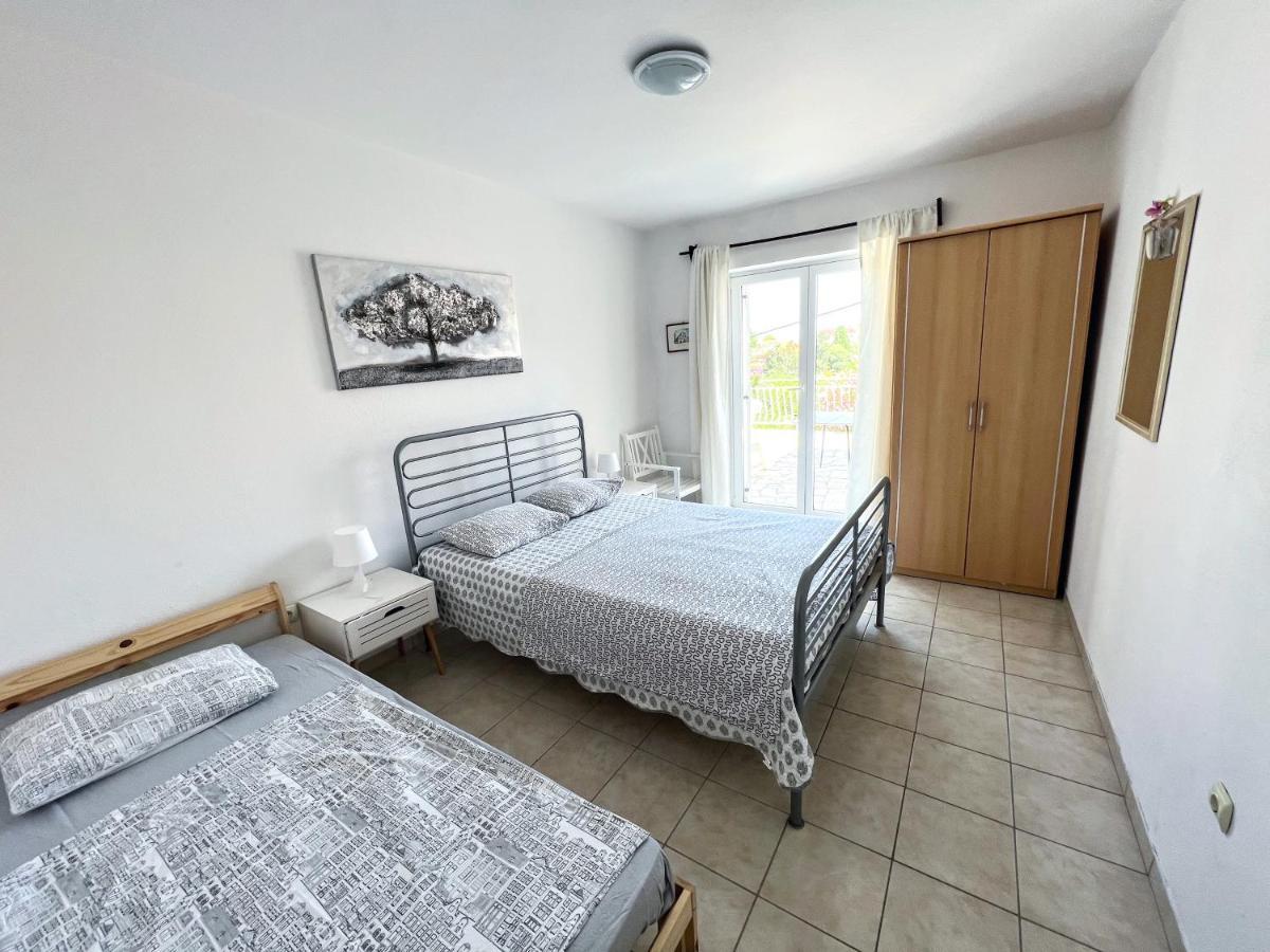 Central Studio Apartments & Dormitory Rooms Supetar Exterior foto