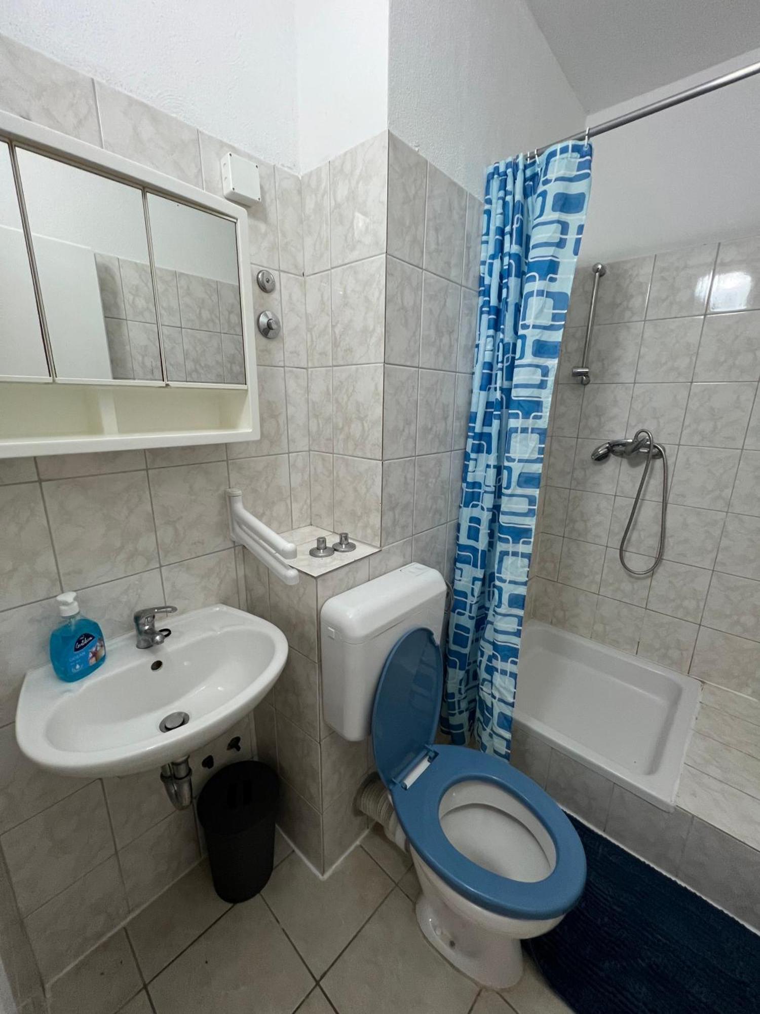 Central Studio Apartments & Dormitory Rooms Supetar Exterior foto