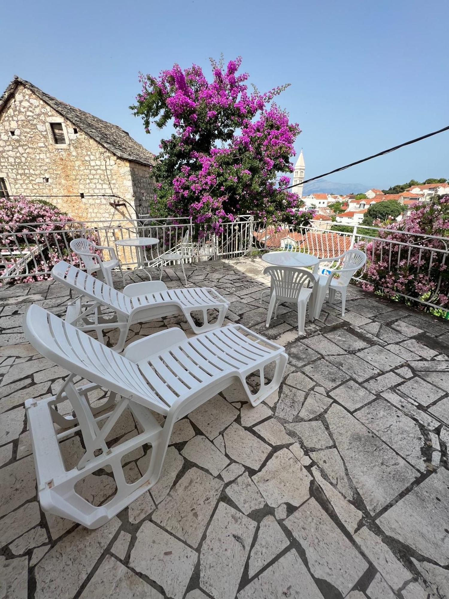 Central Studio Apartments & Dormitory Rooms Supetar Exterior foto