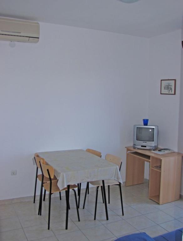 Central Studio Apartments & Dormitory Rooms Supetar Exterior foto