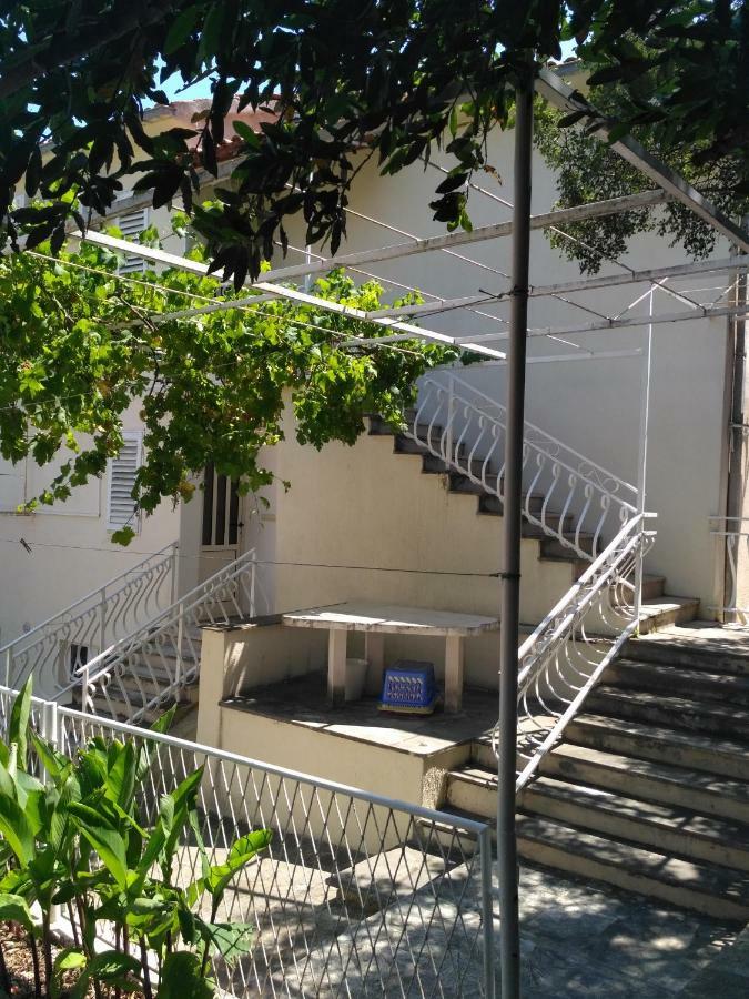 Central Studio Apartments & Dormitory Rooms Supetar Exterior foto