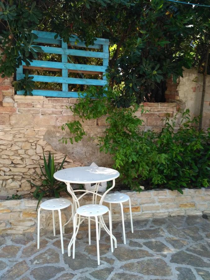 Central Studio Apartments & Dormitory Rooms Supetar Exterior foto