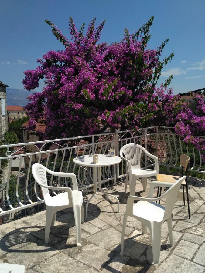 Central Studio Apartments & Dormitory Rooms Supetar Exterior foto